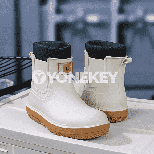 Gyzlar üçin niýetlenilen rahat suw aýakgaplary.