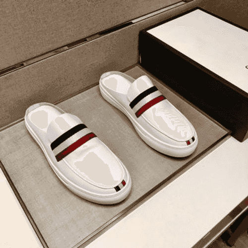Erkekler üçin arkasy açyk şypbyklar.