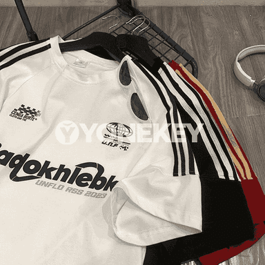 Gyzlar üçin gysga ýeňli futbolka