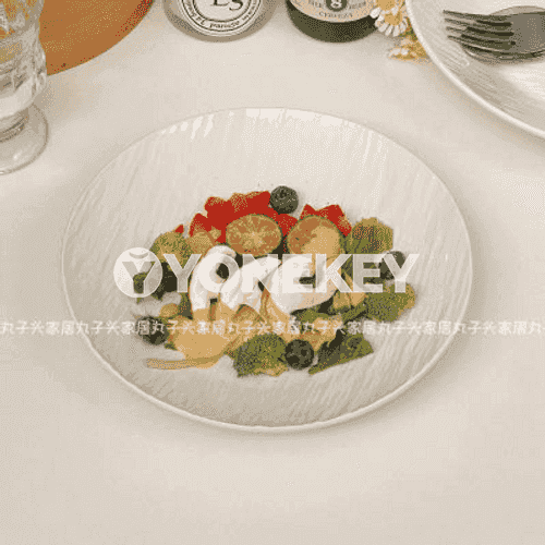 Aşhanada ulanmak üçin tarelka 