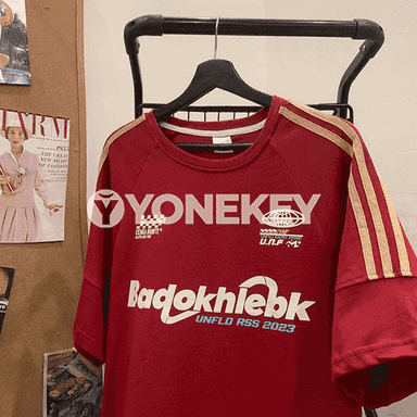Gyzlar üçin gysga ýeňli futbolka