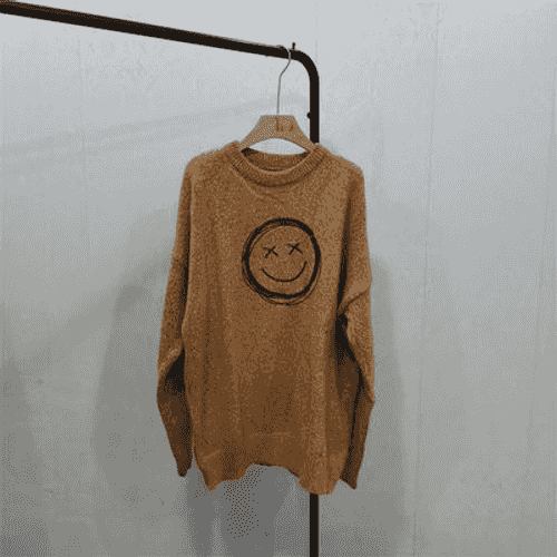 Oglanlar üçin niýetlenen moda switer.