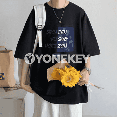 Erkekler üçin niýetlenilen gysga ýeňli, owadan futbolka.