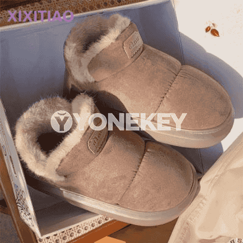 Gyzlaryň gar aýakgaplary.