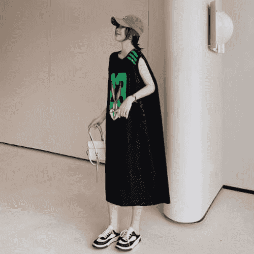 Uly göwrümli, ýeňsiz dyzdan moda köýnek.