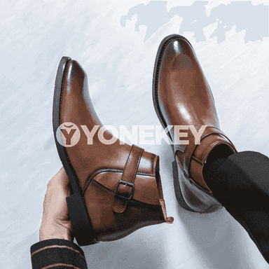Erkekler üçin niýetlenen gyş paslynda geýilýän, moda aýakgaplar.