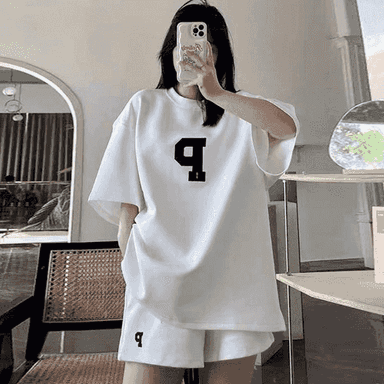 Zenanlar üçin niýetlenen komplekt futbolka+şortik 