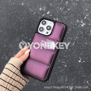 Apple iPhone modelli telefonlar üçin niýetlenen ajaýyp dizaýnly çehollar.