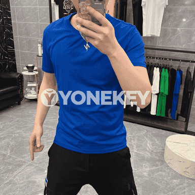 Erkekler üçin niýetlenilen ýeňi kelte futbolka.