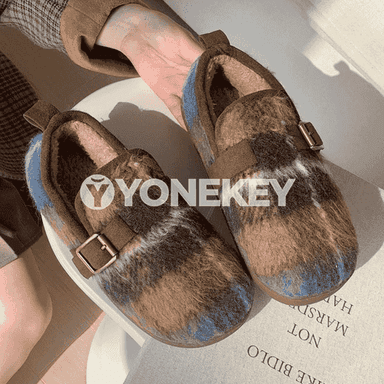 Gyzlaryň birkenstock aýakgaplary.