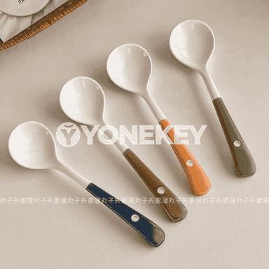 Aşhanada ulanmak üçin keramika çemçe  