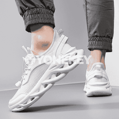 Erkekler üçin niýetlenen owadan moda sport aýakgaplary.