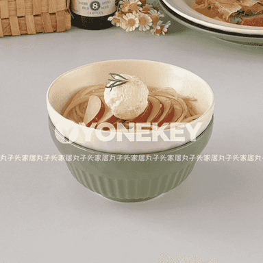 Koreý stilindäki tabak we tarelka