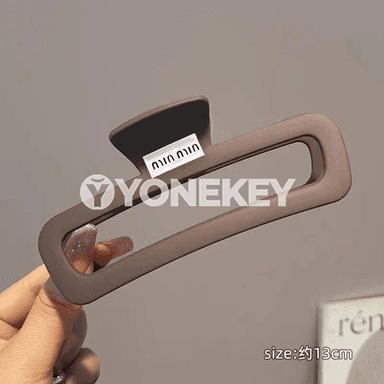 Gyzlaryň saçlary üçin niýetlenen aksesuarlar.