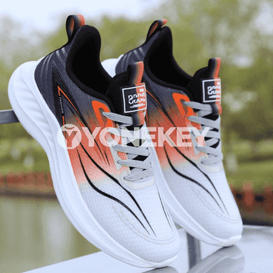 Erkekler üçin niýetlenen owadan moda sport aýakgaplary.