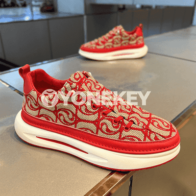 Erkekler üçin niýetlenen moda sport aýakgaplary.