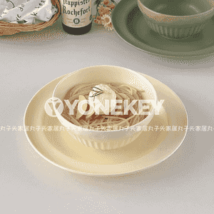 Koreý stilindäki tabak we tarelka