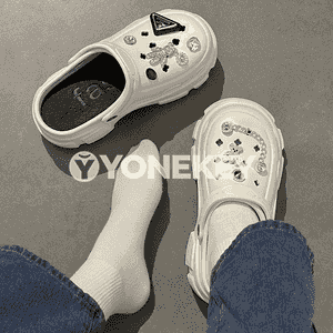 Zenanlar üçin öňi ýapyk şypbyklar 