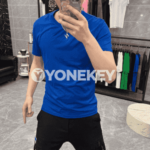 Erkekler üçin niýetlenilen ýeňi kelte futbolka.