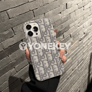 iPhone modelli telefonlar üçin täze dizaýnly owadan çehollar.