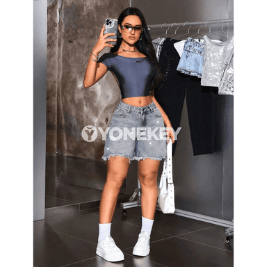 Zenanlar üçin tomuslyk denim şortik, ýyrtyk görnüşli