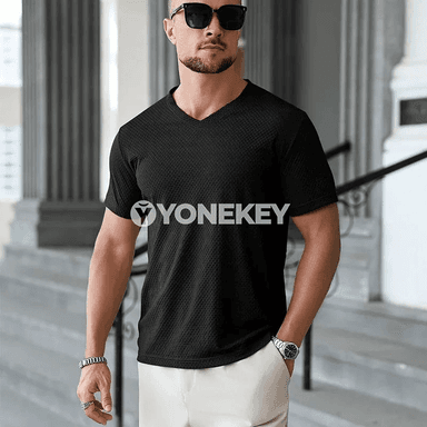 Erkekler üçin haky reňkli ýeňil V boýun futbolka, ýaz-geýim