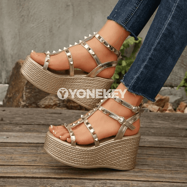 Zenanlar üçin 9 sm platformaly topukly sandallar, tokaly, açyk barmakly