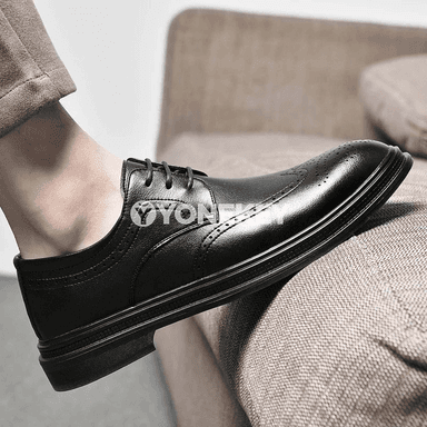 Ak erkekleriň klassiki ofis köwüşleri, lakly Oxford stil