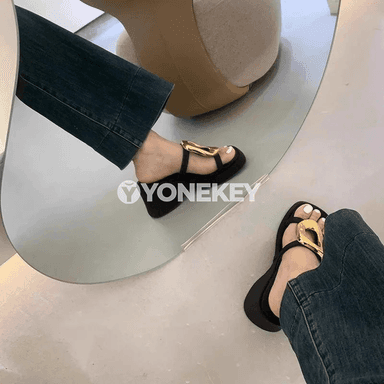 Zenanlar üçin metal bezegli platformaly şypbyk sandal