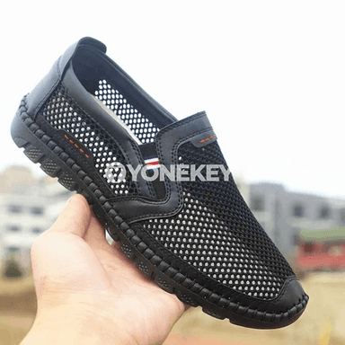 Erkekler üçin tomuslyk mesh köwüşler, ýeňil we rahat slip-on model