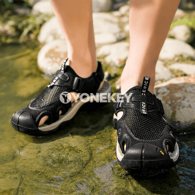 Erkekler üçin tomus sandal: dem alýan, ýeňil we rahat günlük model