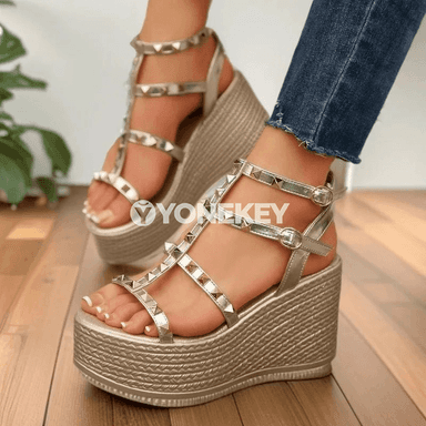 Zenanlar üçin 9 sm platformaly topukly sandallar, tokaly, açyk barmakly