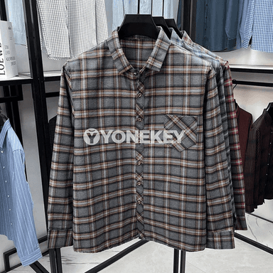 Erkekler üçin klassiki plaid uzyn ýeňli düwmeli köýnek