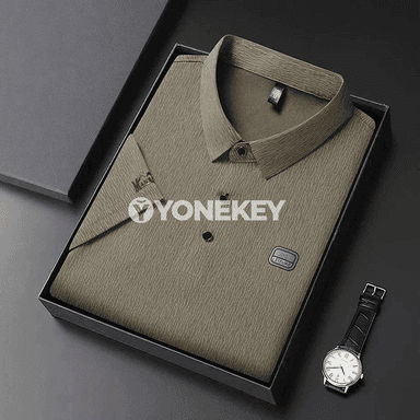 Erkekler üçin ýeňil dem alýan zolakly polo köýnek, logotipli