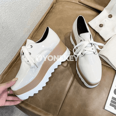 Zenanlar üçin platformaly moda krossowka, rahat we döwrebap aýakgap