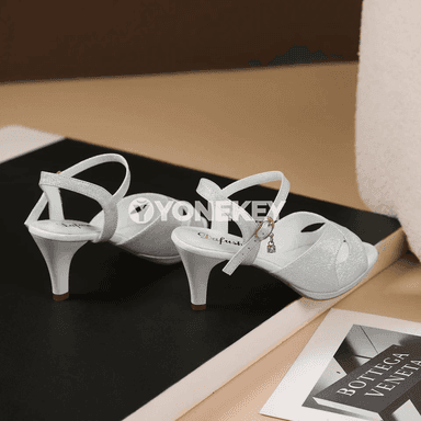 Zenanlar üçin owadan stil, ýazky sandal, ýokary ökjeli