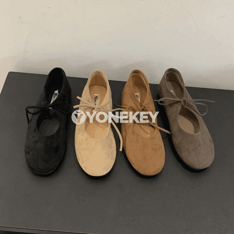 Zenanlar üçin ýassyk ýüzli Mary Jane düz köwüşler, rahat slip-on