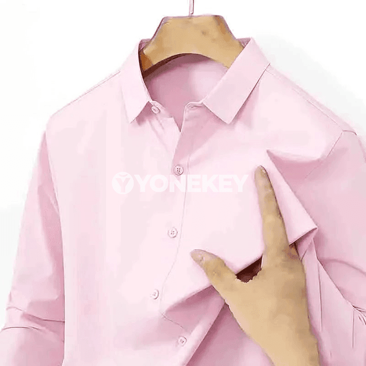 Erkekler üçin ýönekeý ak ýeňli köýnek, ütüklemezden gündelik stil