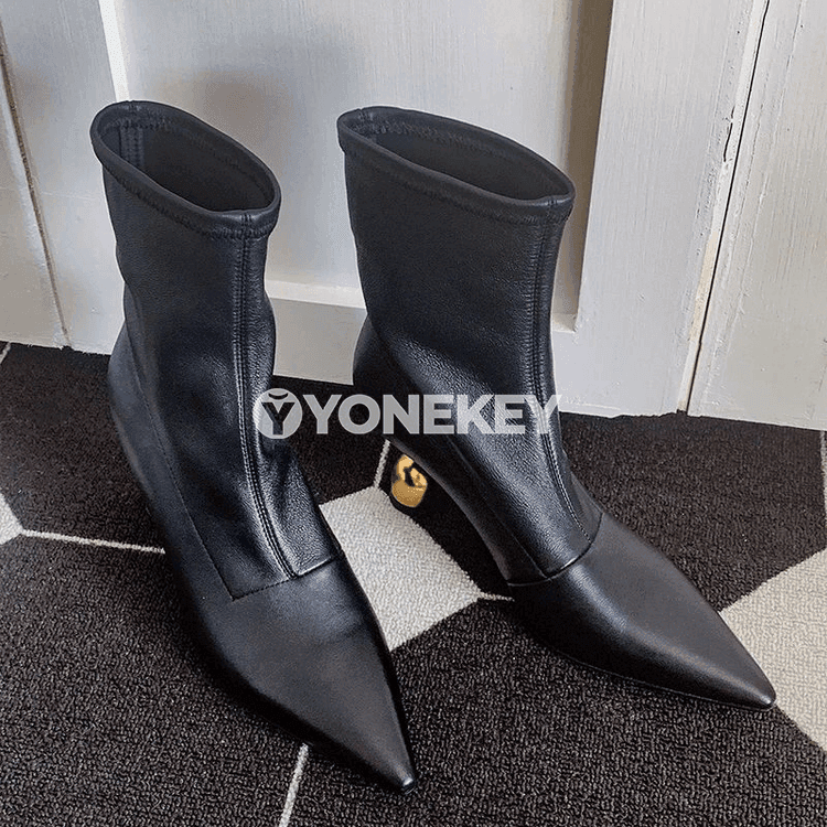 Zenanlar üçin täze pointed barmakly owadan ädik.