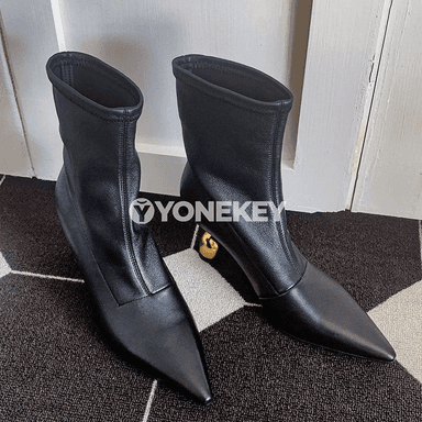 Zenanlar üçin täze pointed barmakly owadan ädik.