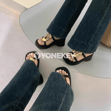 Zenanlar üçin metal bezegli platformaly şypbyk sandal