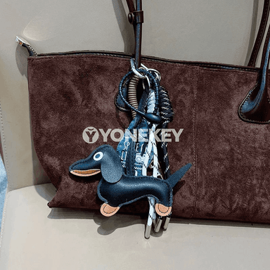 Sausage Dog görnüşli sumka bezegi we açara dakylýan brelok