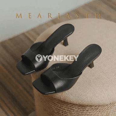 Zenanlar üçin beýik ökjeli şypbyk, kvadrat burçly tomusky köwüş