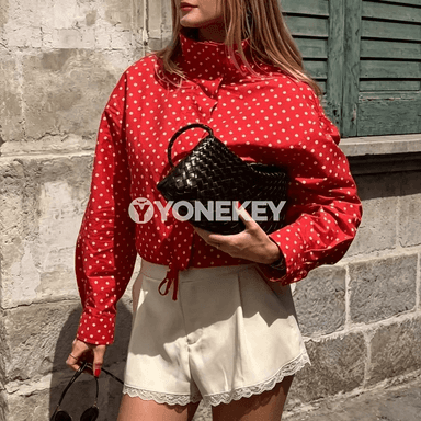 Zenanlar üçin ýeňil düwmejikli, ýokary ýakaly nokatly jaket