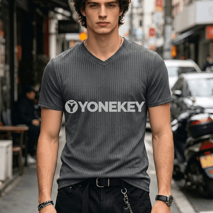 Erkekler üçin inçe zolakly V boýun sport görnüşli futbolka