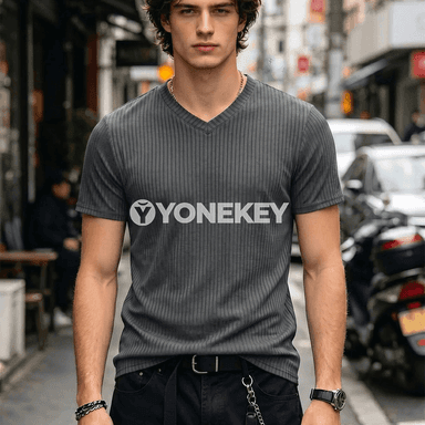 Erkekler üçin inçe zolakly V boýun sport görnüşli futbolka