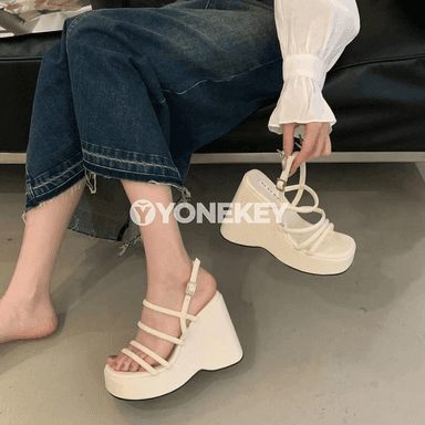 Aýal-gyzlar üçin platformaly ökçeli açyk sandal