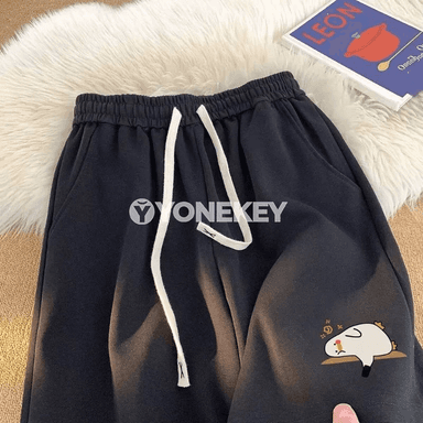 Erkekler üçin multfilm bezegli giň sport şortik, 8XL çenli