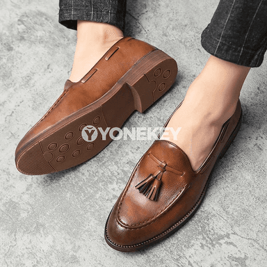 Erkekler üçin klassik loafers: ofis we gündelik köwüşler