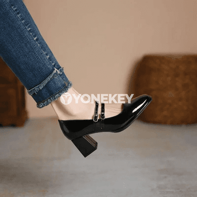 Iki tokaly topukly aýal-gyzlar üçin moda köwüşler.
